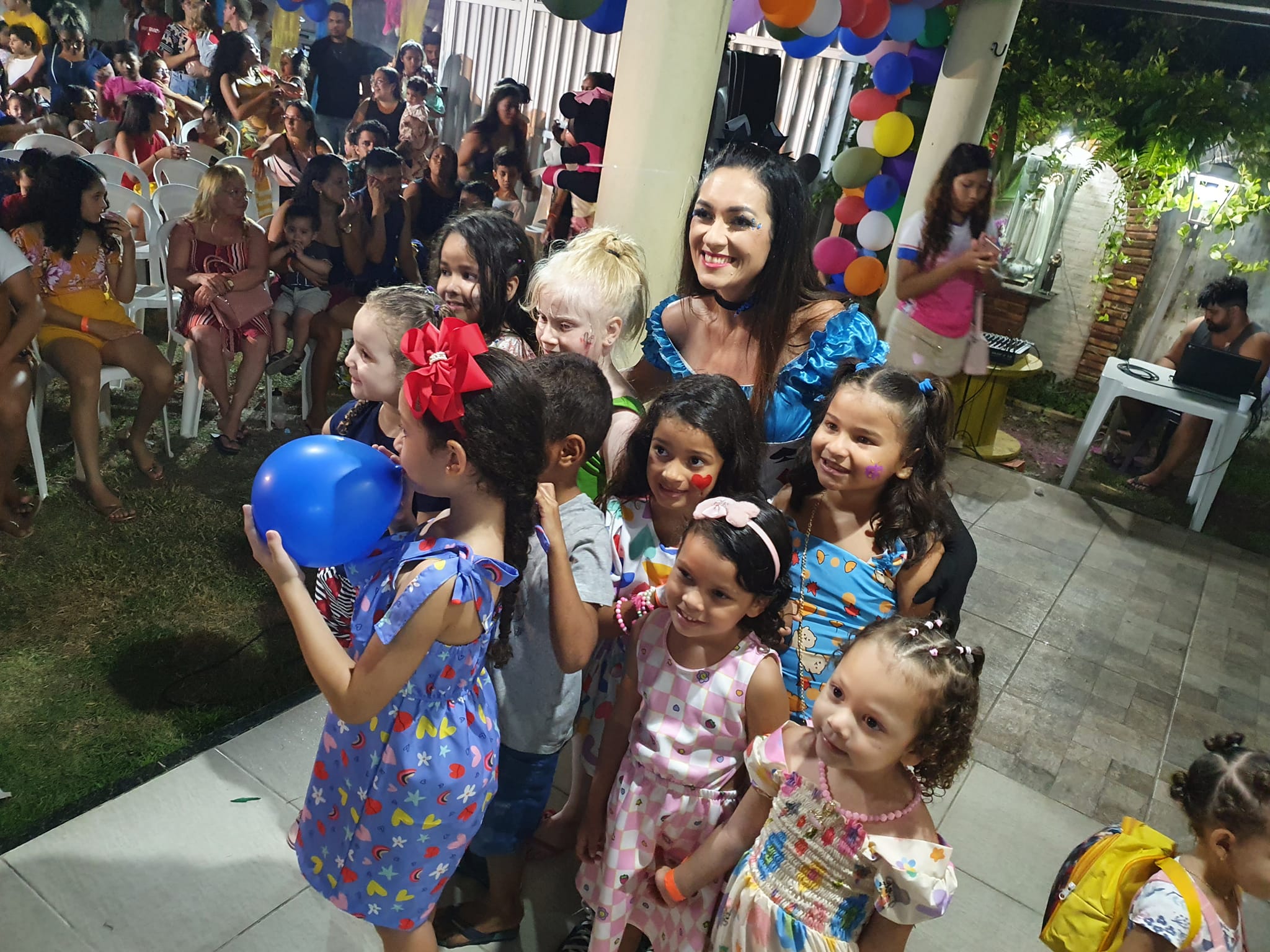 Crianças participando de celebração comunitária do Instituto