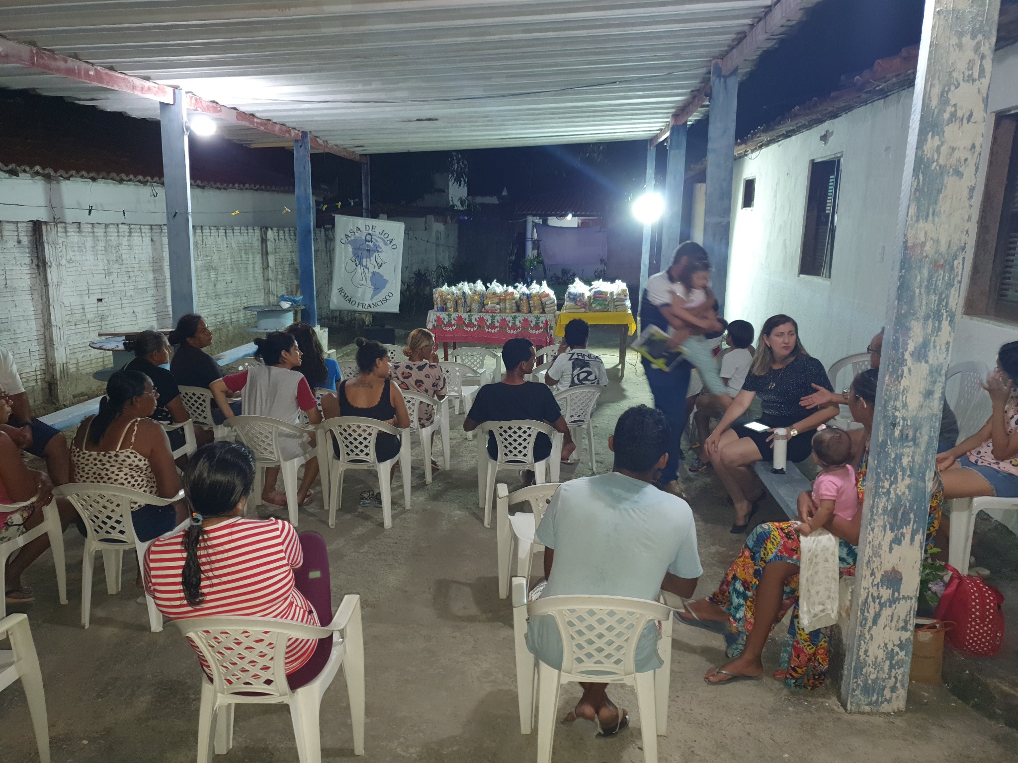 Encontro comunitário para distribuição de alimentos