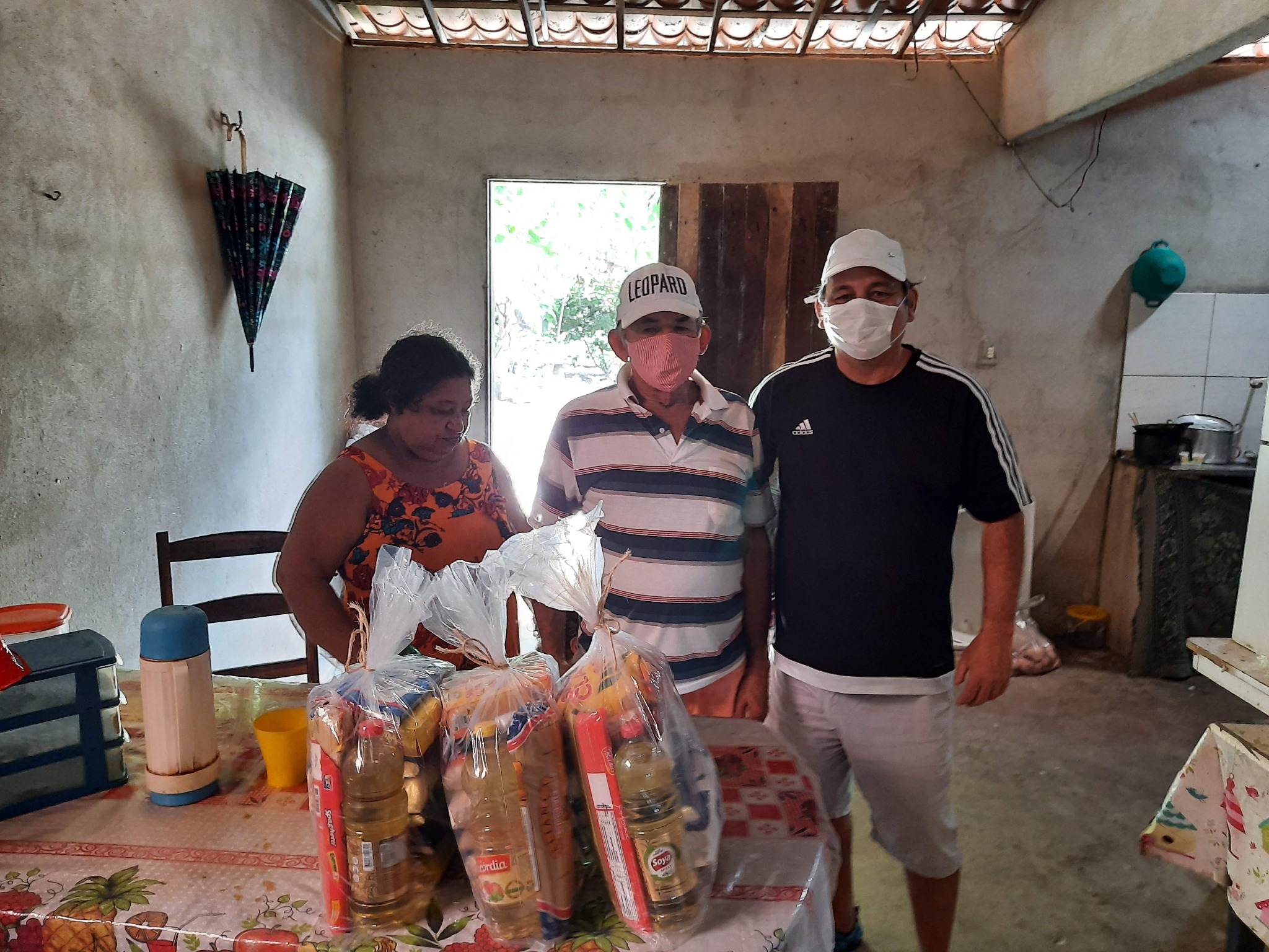 Entrega de cesta de alimentos a uma família em 2020