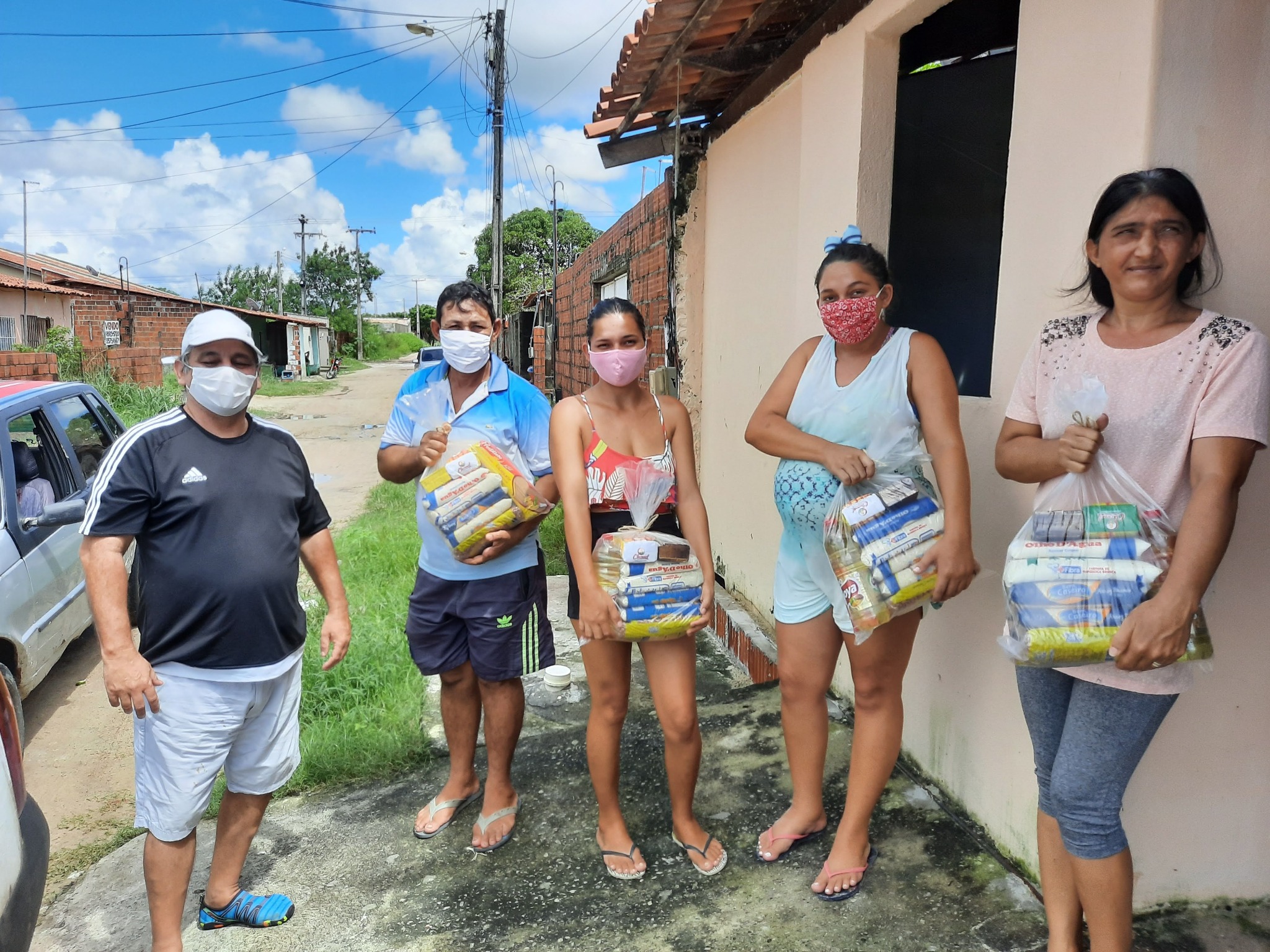 Famílias recebendo cestas de alimentos em 2020