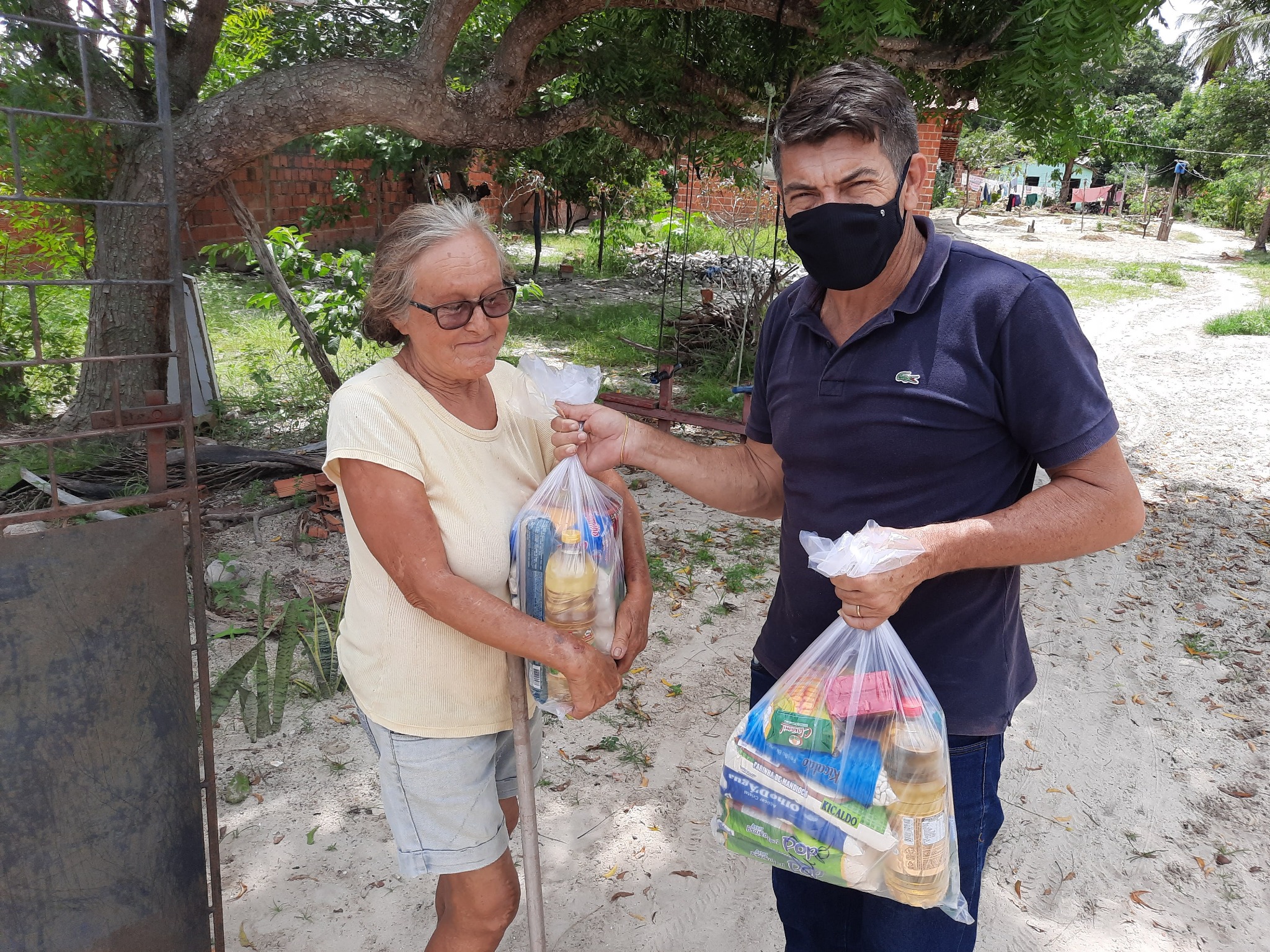 Entrega de alimentos realizada em 2021