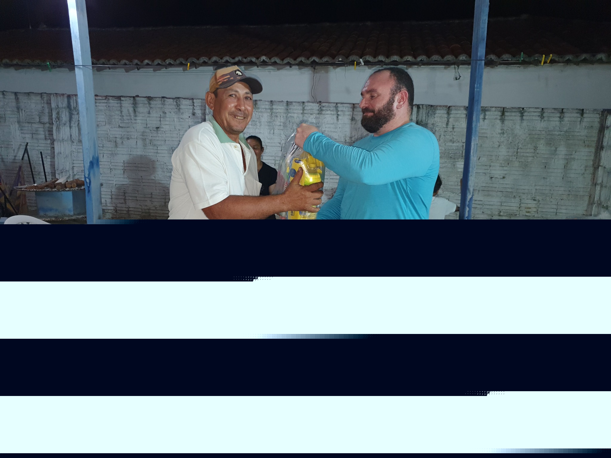 Entrega de cesta durante ação comunitária